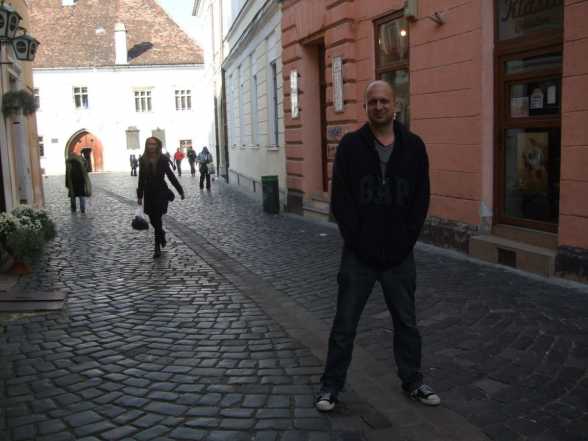 Adam Whittaker. ProducÄƒtorul britanic pentru Grimus
