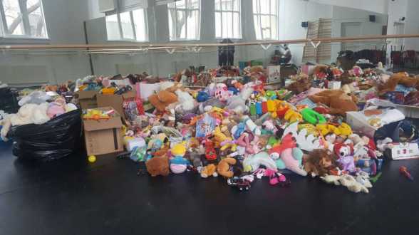 800 de jucÄƒrii strÃ¢nse Ã®n campania J.O.C. a Operei Comice pentru Copii